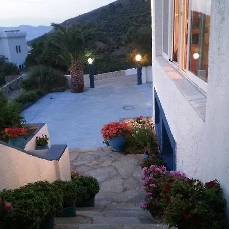 Kamari Hotel 2*