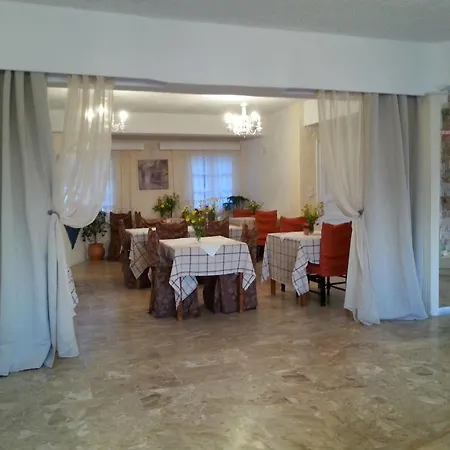 Kamari Hotel 2*